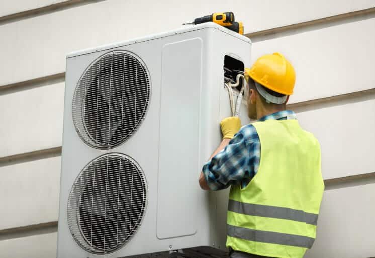 Uomo che installa una pompa di calore